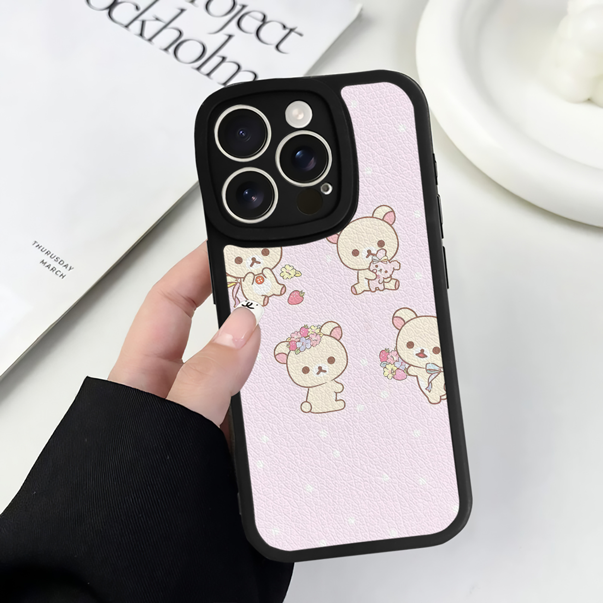 （画像用） リラックマ リラックマ キイロイトリ Rilakkuma Korilakkuma Kiiroitori 【iPhone 16シリーズ対応】シリコンスマホケース（レザー調） 材質：シリコン